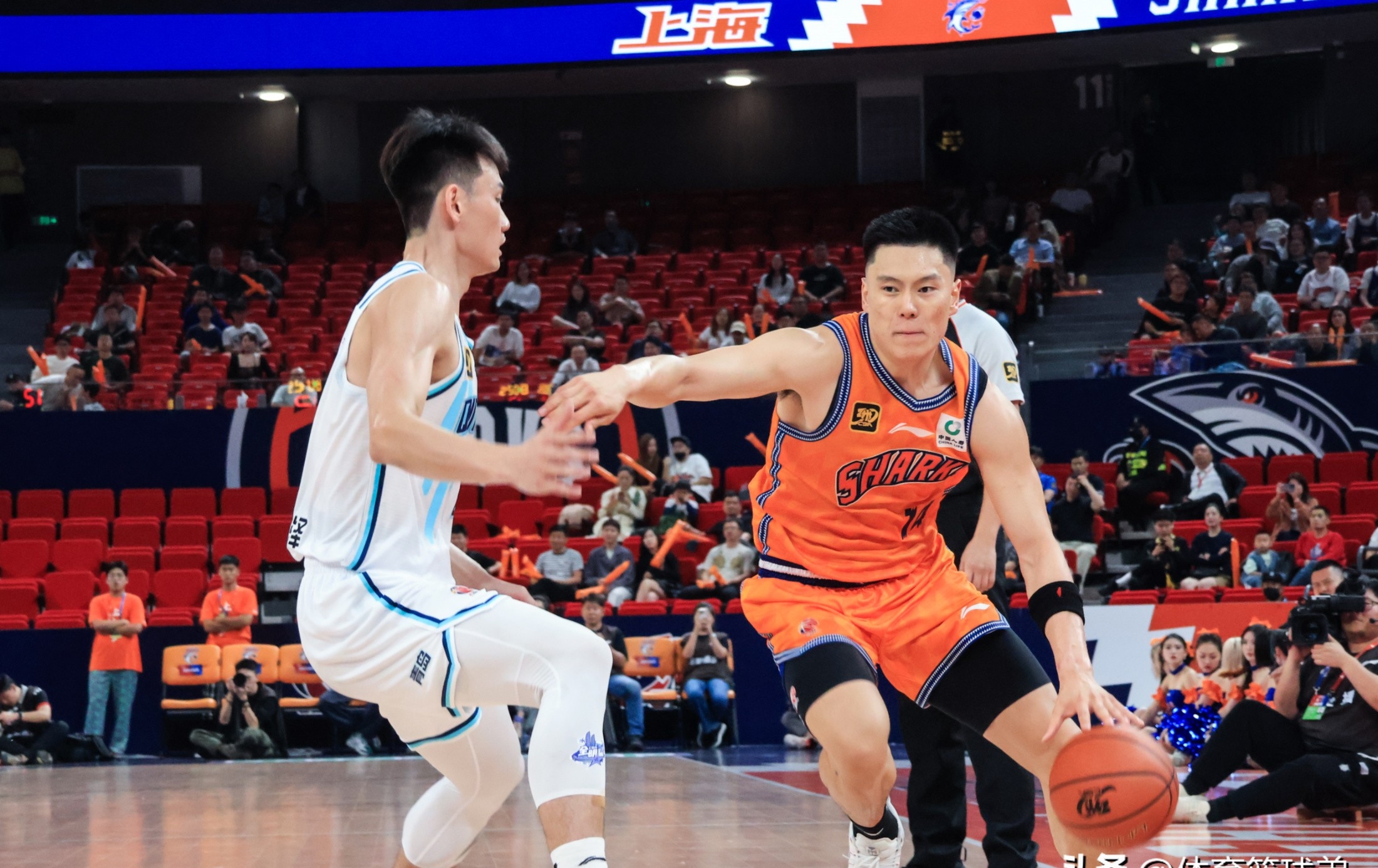 包含清晨浙江队调整名单以备足总杯，篮板制胜环节打磨，气氛紧张，轮换策略成焦点的词条