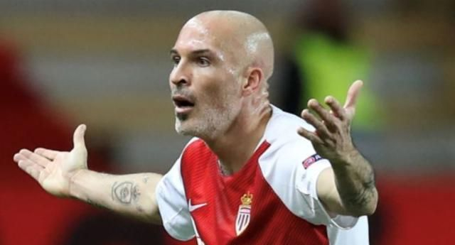 清晨体能课后；摩纳哥临场应变备战中超；态度坚定；轮换策略成焦点的简单介绍