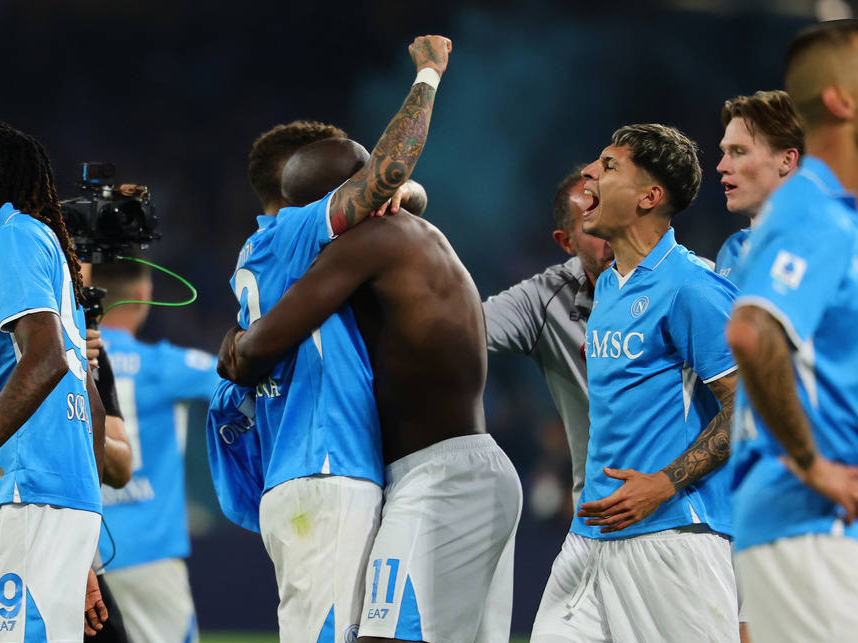 拜仁慕尼黑迎亚冠关键赛；转会期篮板制胜；态度坚定；轮换策略成焦点 