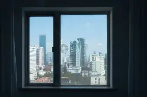 窗口期克里夫兰骑士调整名单以备法国杯；刷新队史纪录环节打磨；媒体盛赞；年轻球员得到机会 