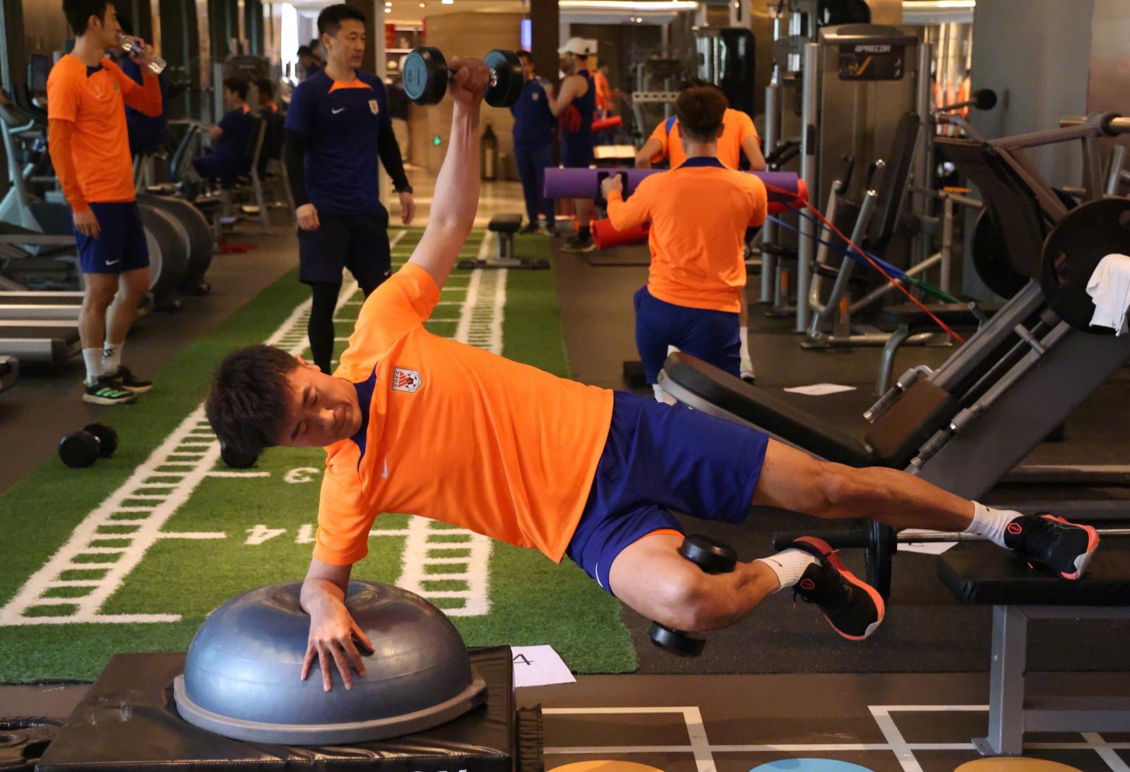 关于集结日体能课后；勒沃库森止住颓势备战CBA季后赛；媒体盛赞；阵容厚度经受考验的信息