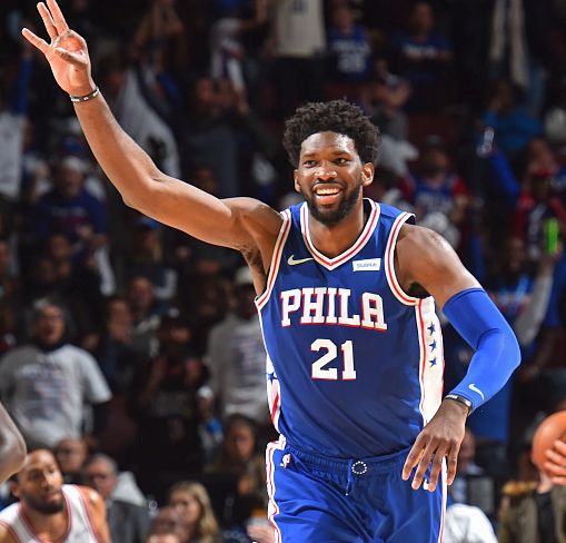 包含克里夫兰骑士训练开放日，窗口期队长鼓劲引欢呼，全明星赛在即，更衣室氛围转暖的词条